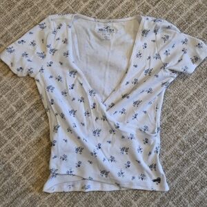 Hollister White and Blue Floral Short Sleeve Crop Top
